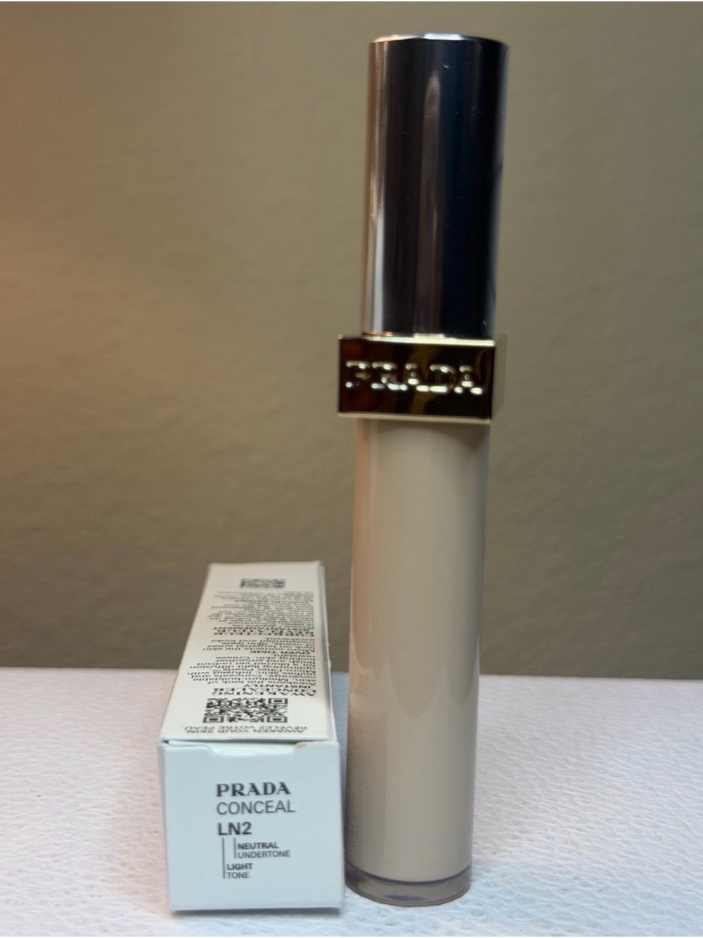 LN2 Prada Conceal - Blurring Micro-correction Concealer - Picture 2 of 5